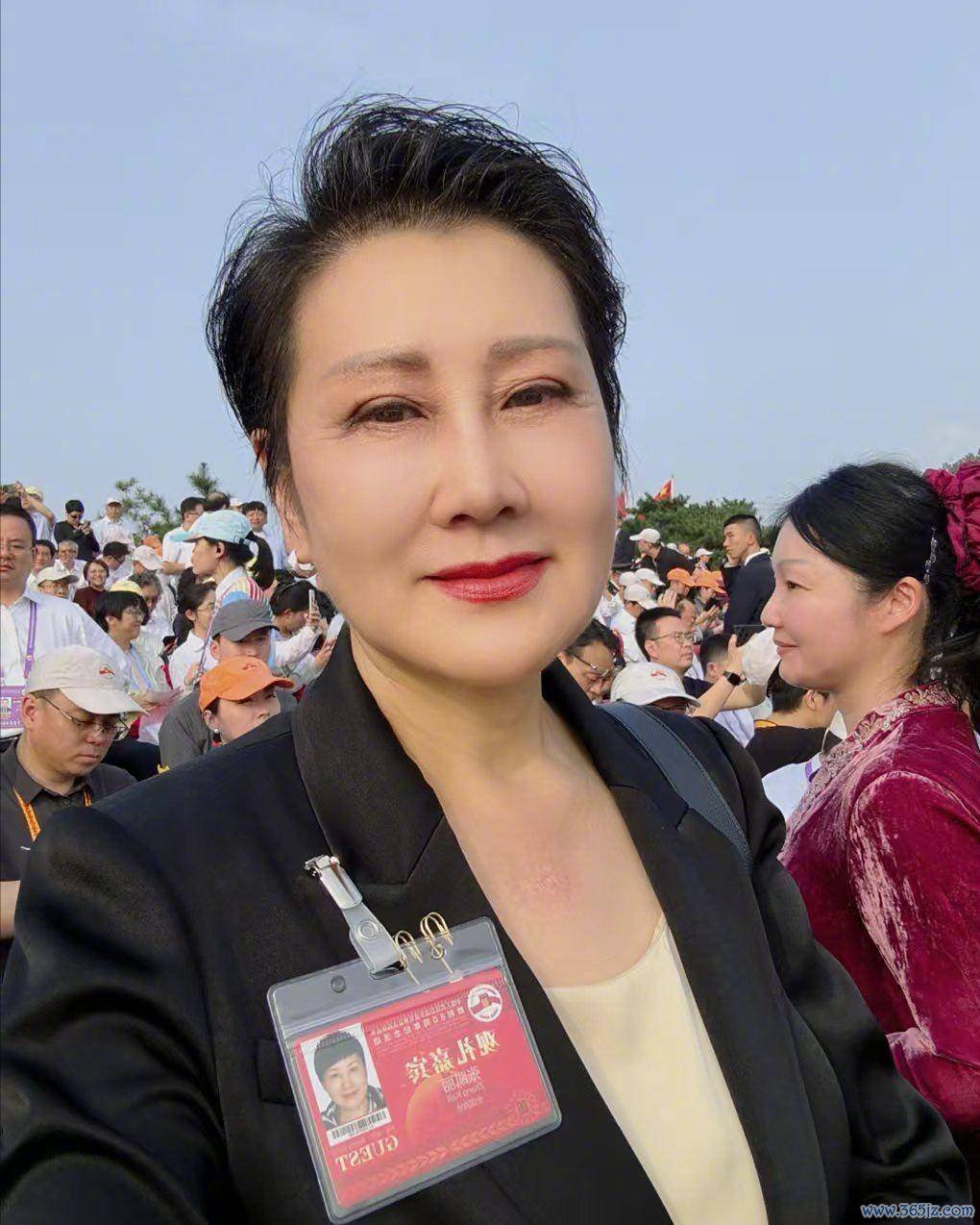 11位艺东谈主不雅看检阅！张凯丽泪洒现场，王雷很感奋，吴千语佳耦同框