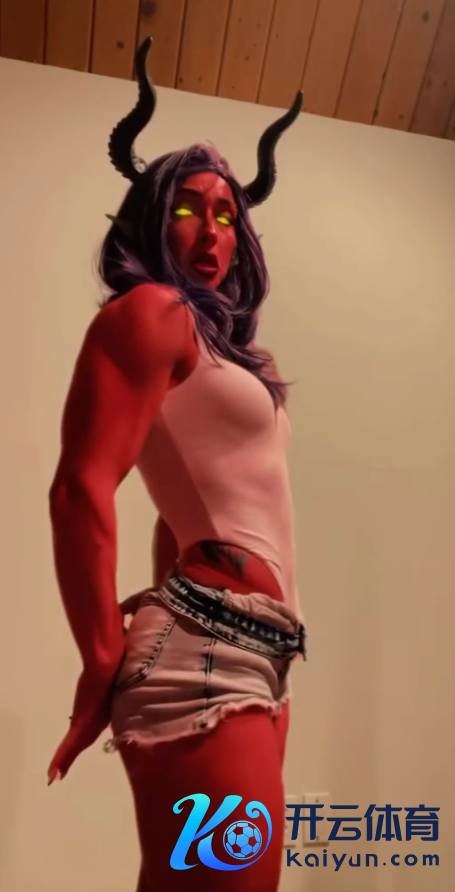 骨子出演！肌肉健身好意思女Cos《超英顶住中心》魔罗芙