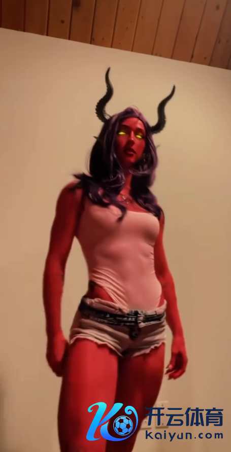 骨子出演！肌肉健身好意思女Cos《超英顶住中心》魔罗芙