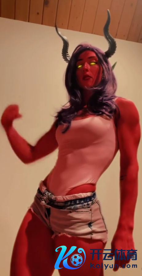 骨子出演！肌肉健身好意思女Cos《超英顶住中心》魔罗芙